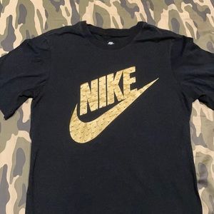 Black and gold Nike tee small
